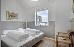 5 bedrooms, travel cot, free WiFi - Pet friendly home in Saltum with sauna (Saltum)