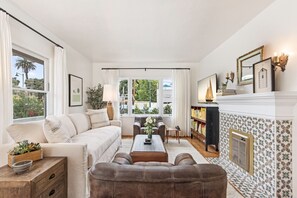 Smart TV, stereo - Enjoy indoor-outdoor living, a full kitchen, and vintage coastal charm. (Santa Barbara)
