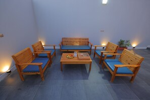 奢华村舍, 2 间卧室, 私人游泳池 | 起居区 | 2-厘米纯平电视（配备卫星频道）