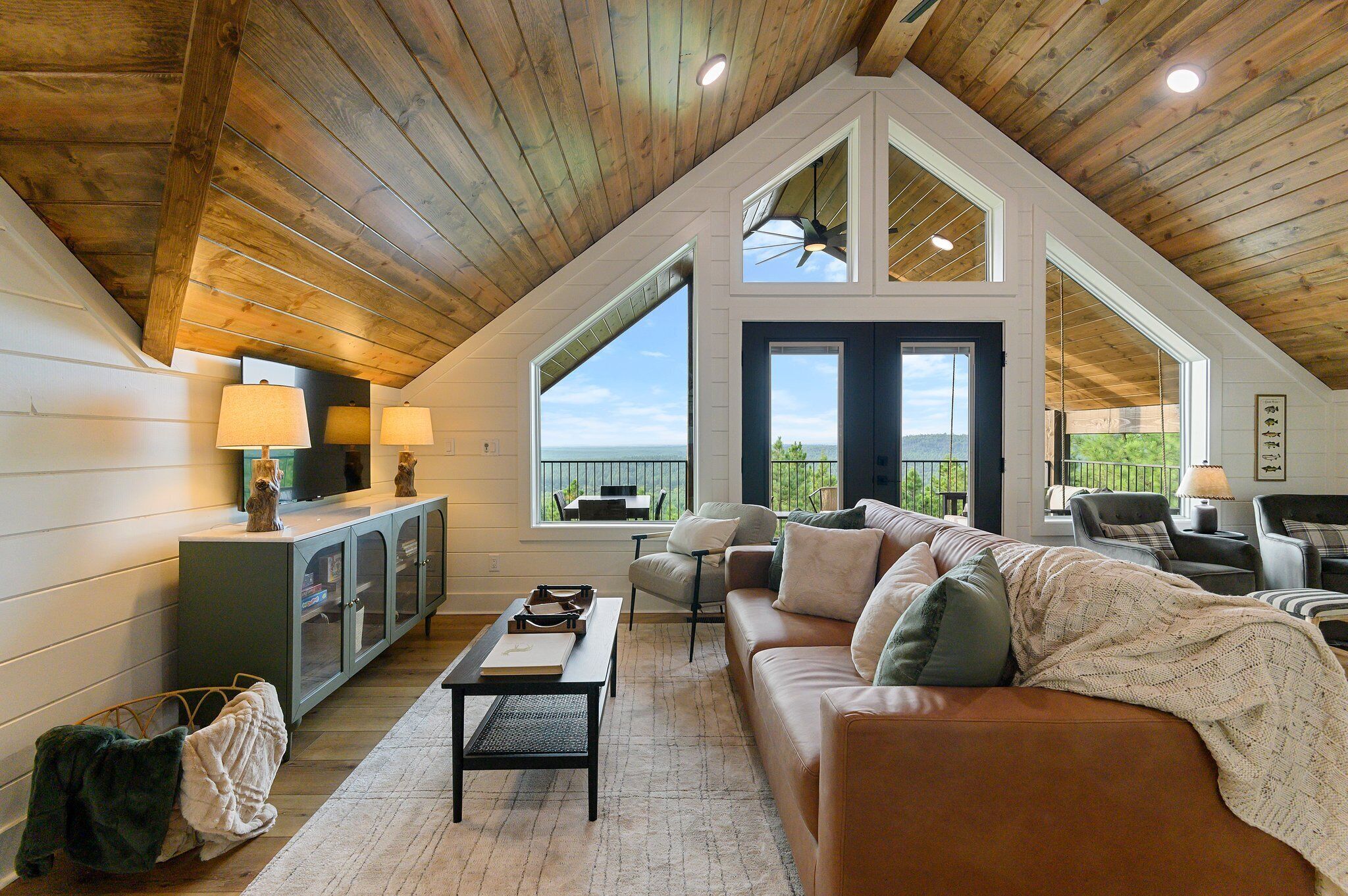 Smart-tv, een open haard, tafelvoetbal en boeken