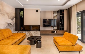 Smart TV, fireplace