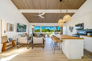 Interior - NEW!! Charming 1 bedroom bungalow in amazing Kailua-Kona Sept specials inquire!! (Kailua-Kona)