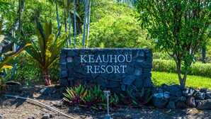 A stone sign with "KEAUHOU RESORT" written on it, surrounded by lush greenery and plants. - NEW!! Charming 1 bedroom bungalow in amazing Kailua-Kona Sept specials inquire!! (Kailua-Kona)