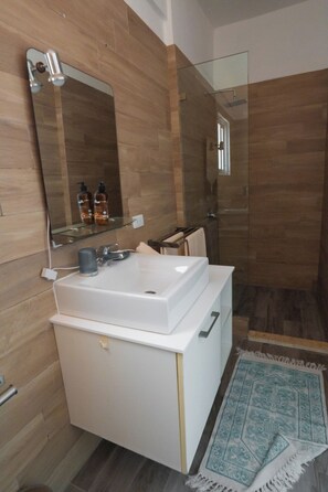 슈피리어 스위트, 수영장 전망 | 욕실 | 샤워 시설, 무료 세면용품, 타월, 비누