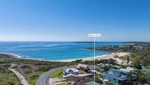 Eine Küstenwohngegend mit Häusern, einer Straße und einem Strand.