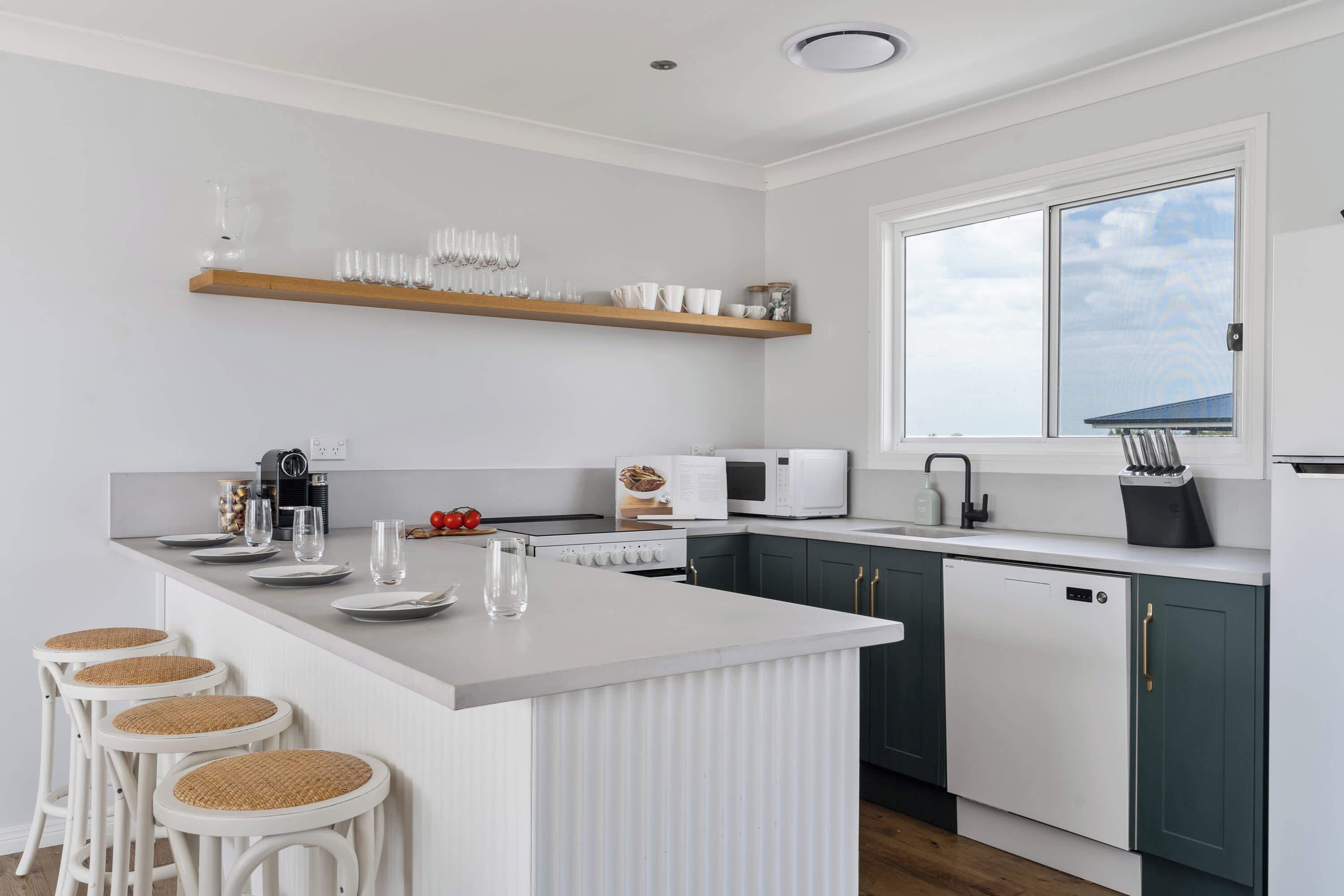 Jääkaappi, mikroaaltouuni, uuni, liesi