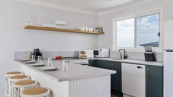 Jääkaappi, mikroaaltouuni, uuni, liesi