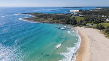 Una spiaggia nelle vicinanze