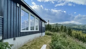 A house with a large window and a view of mountains. - 4 bedroom cozy home in Bø i Telemark (Bø i Telemark)