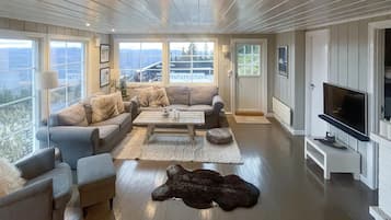 Una televisión, una chimenea