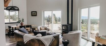 Highlands House - 5 acres with Mt. Hood Views. Dog Friendly!
