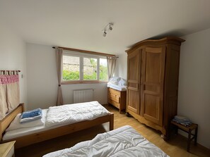4 bedrooms, iron/ironing board, free WiFi, bed sheets - Authenticity & Comfort at Grange Charmalex with Countryside Views (Lacroix-Barrez)