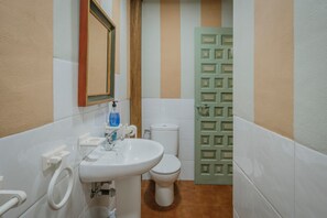 Shower, towels - Country House 'La Era I' with Mountain View, Shared Garden and Wi-Fi (Olmos de Ojeda)