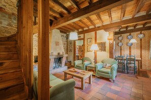 Interior - Country House 'Capellan' with Mountain View, Shared Garden and Wi-Fi (OLMOS DE OJEDA)