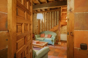 Interior - Country House 'Capellan' with Mountain View, Shared Garden and Wi-Fi (OLMOS DE OJEDA)