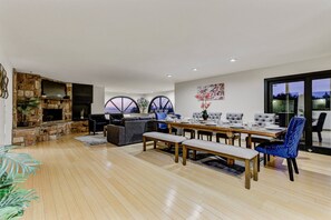 Dining - Sunset Spanish Villa W/ Pool, Pool table, BBQ + (Vallejo)