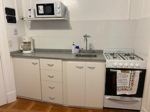 冷蔵庫、電子レンジ、オーブン、コンロ
