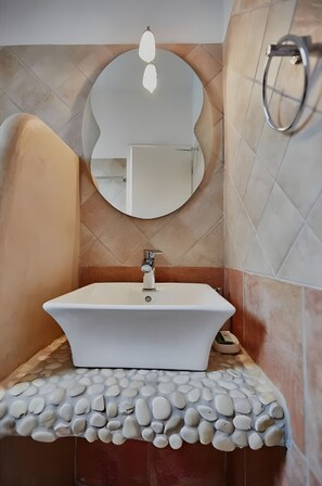 Douche, séchoir à cheveux, serviettes fournies