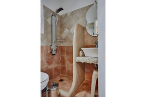 Douche, sèche-cheveux, serviettes fournies