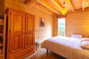 3 bedrooms, iron/ironing board, travel crib, free WiFi