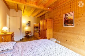 3 habitaciones, tabla de planchar con plancha y cuna de viaje 