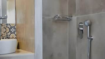 Douche, sĂšche-cheveux, serviettes fournies