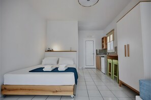 1 bedroom, iron/ironing board, free WiFi, bed sheets - Studio Apartment 'Irene 4 Superior Triple 3' with Sea View, Wi-Fi and Air Conditioning (Andros)