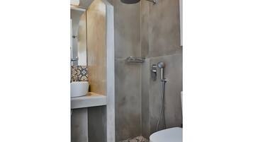 Een douche, een haardroger, handdoeken