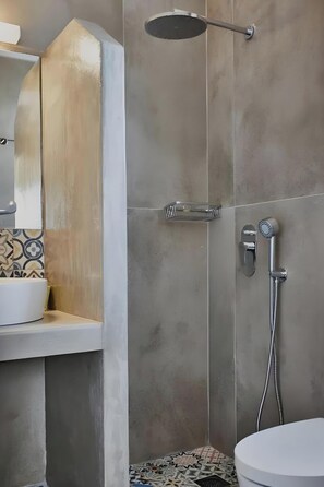 Een douche, een haardroger, handdoeken