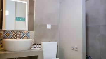 Een douche, een haardroger, handdoeken