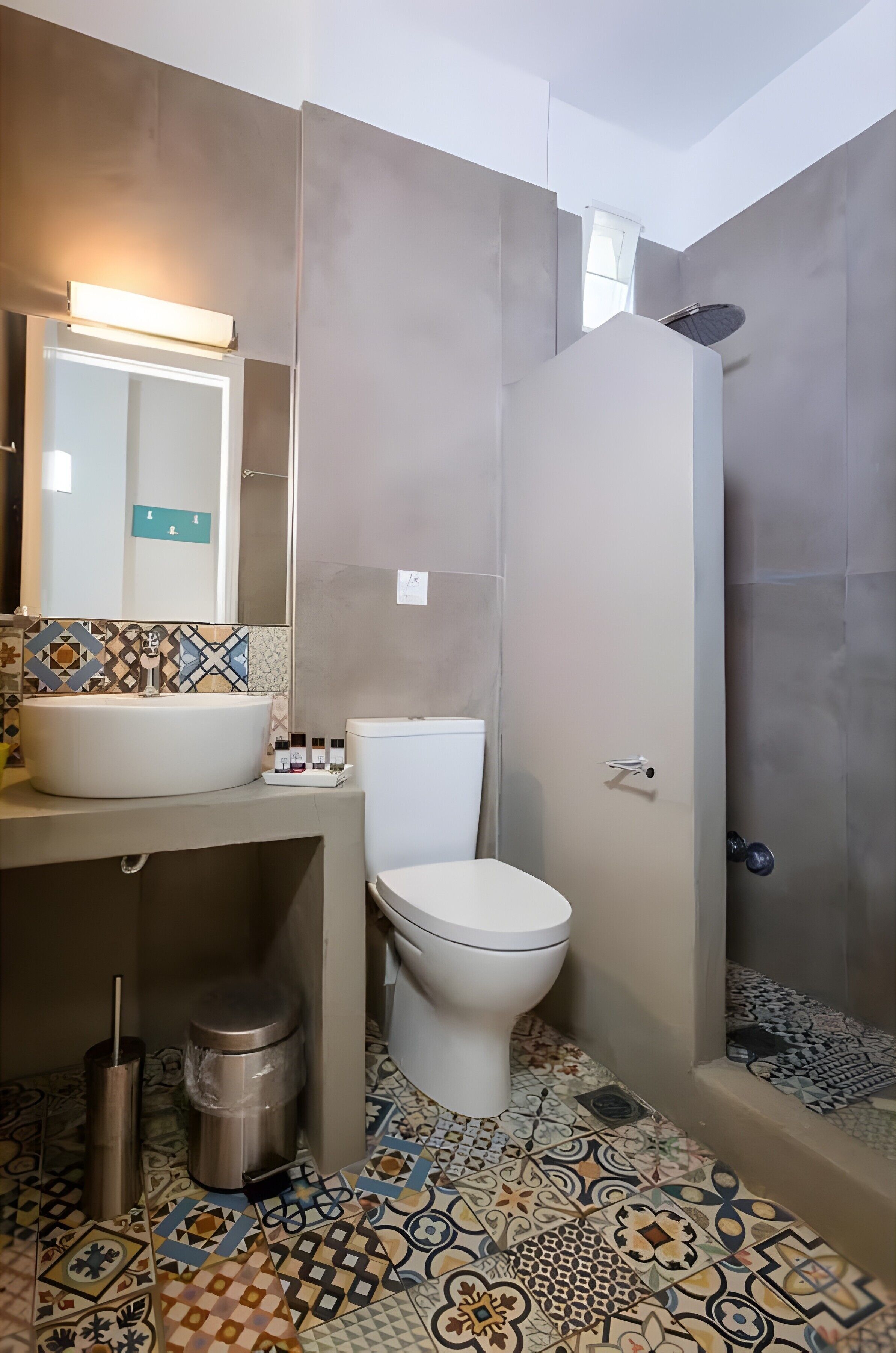 Een douche, een haardroger, handdoeken