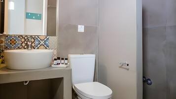 Een douche, een haardroger, handdoeken