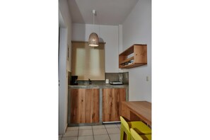 Frigorífico, placa de cocina, cafetera o tetera y hervidor eléctrico