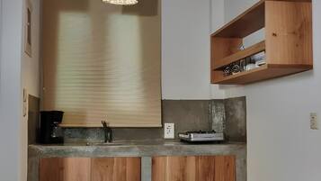 Jääkaappi, liesi, kahvin-/teenkeitin, vedenkeitin