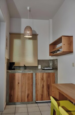 Réfrigérateur, plaque de cuisson, cafetière/bouilloire