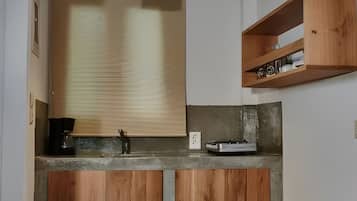 Geladeira, cooktop, cafeteira/chaleira, chaleira elétrica