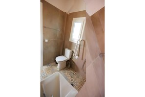 Ducha, secador de pelo y toallas