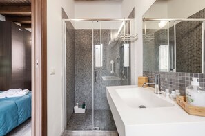 Dusche, Haartrockner, Handtücher