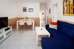 Een televisie en een stereo