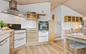 Fridge, microwave, stovetop, dishwasher - Amazing home in Toftlund with WiFi (Toftlund)