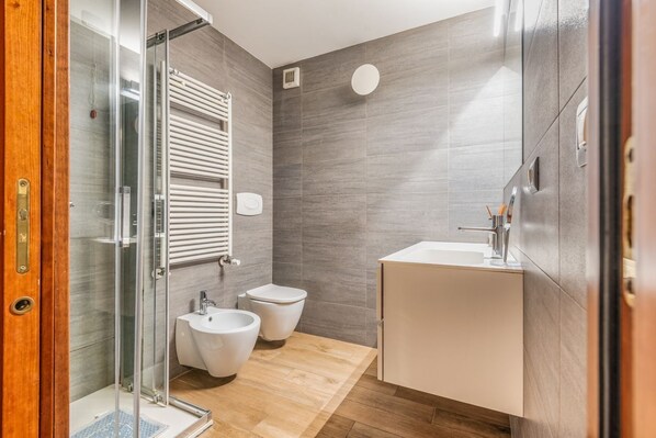 Douche, sèche-cheveux, bidet, shampoing