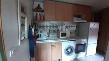 Een koelkast, een oven, een kookplaat, een koffiezetapparaat/waterkoker