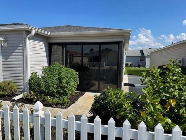 Property grounds - Amazing 2br/2bth P. Villa in Duval w/ cart Must See! Sumter Brownwood (The Villages)