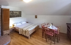 Planxa i posts de planxar, wifi gratuïta i roba de llit 
