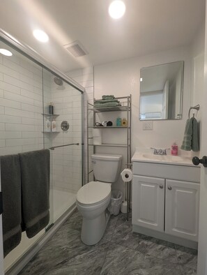 Shower, hair dryer, towels, soap - Charming Cottage in Central Salem (Salem)