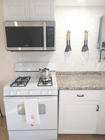 Charming Cottage in Central Salem