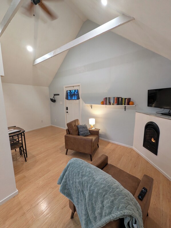 Smart TV, fireplace, books - Charming Cottage in Central Salem (Salem)