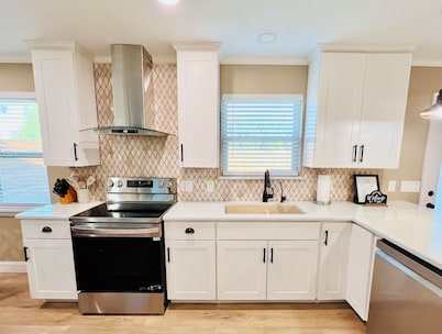 Entertainment District Retreat in Arlington- Short walk to the stadiums!