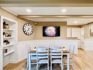 Dining - Entertainment District Retreat in Arlington- Short walk to the stadiums! (Arlington)