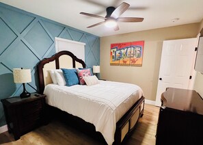 3 bedrooms, iron/ironing board, free WiFi, bed sheets - Entertainment District Retreat in Arlington- Short walk to the stadiums! (Arlington)